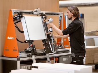 Blum Эффективные приспособления для сборки систем выдвижения Blum